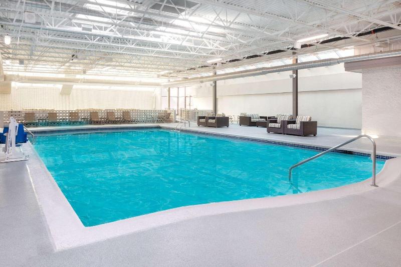 La Quinta Inn Suites By Wyndham Clifton Rutherford image