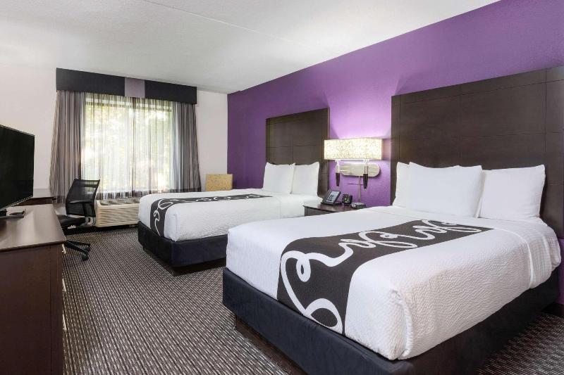 La Quinta Inn Suites By Wyndham Clifton Rutherford image