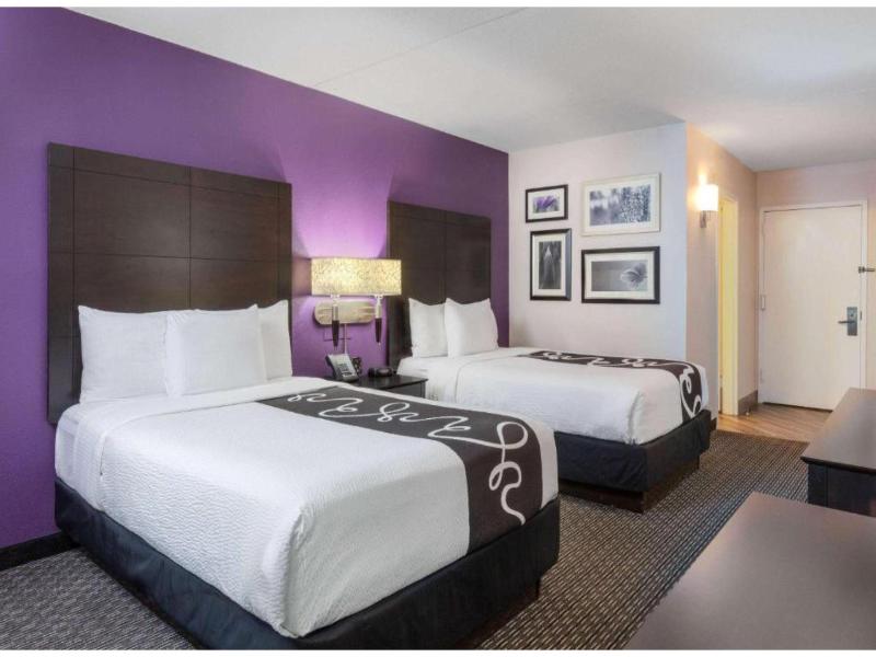 La Quinta Inn Suites By Wyndham Clifton Rutherford image