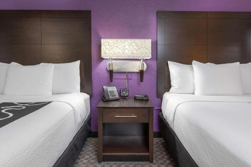 La Quinta Inn Suites By Wyndham Clifton Rutherford image