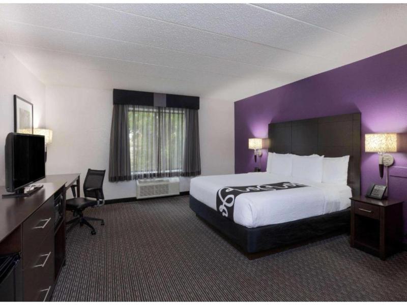 La Quinta Inn Suites By Wyndham Clifton Rutherford image