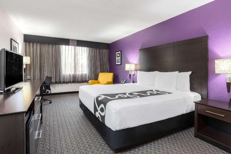 La Quinta Inn Suites By Wyndham Clifton Rutherford image