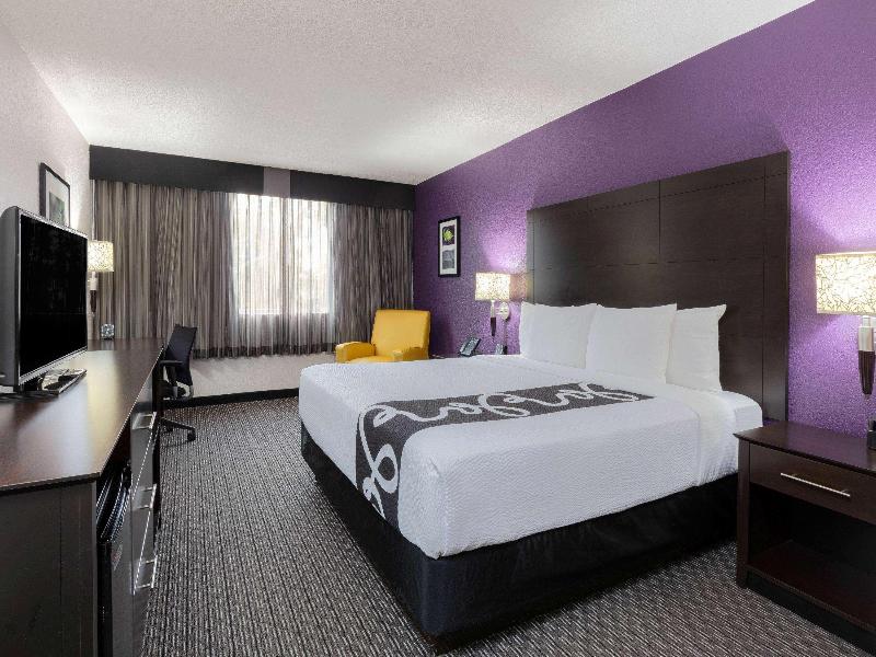 La Quinta Inn Suites By Wyndham Clifton Rutherford image