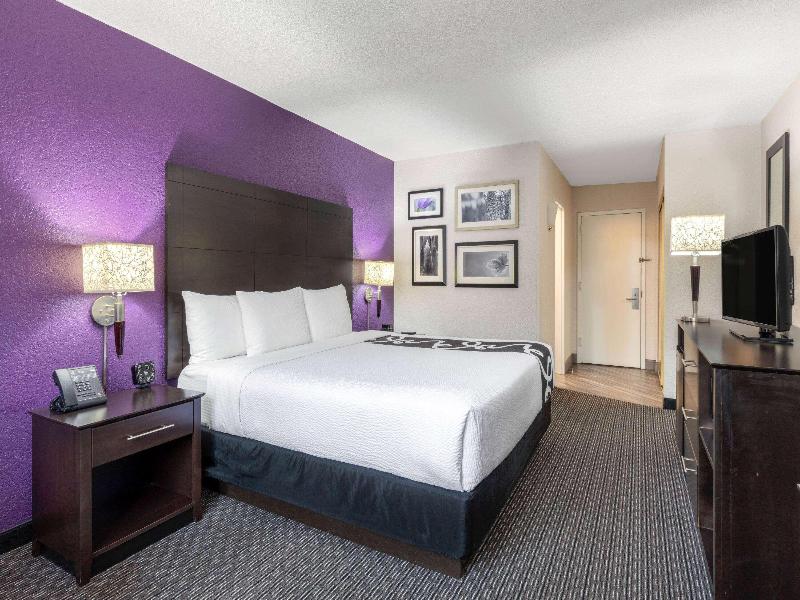 La Quinta Inn Suites By Wyndham Clifton Rutherford image