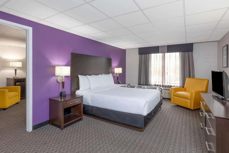 La Quinta Inn Suites By Wyndham Clifton Rutherford image