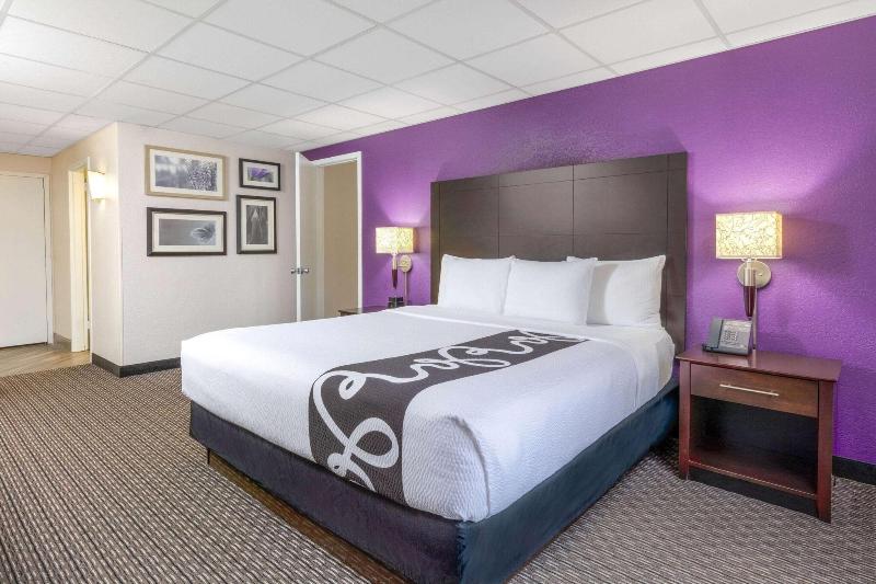 La Quinta Inn Suites By Wyndham Clifton Rutherford image