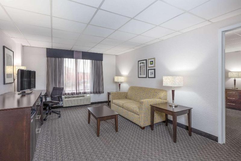 La Quinta Inn Suites By Wyndham Clifton Rutherford image