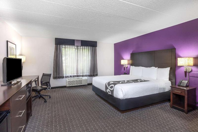 La Quinta Inn Suites By Wyndham Clifton Rutherford image