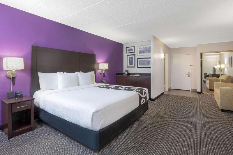 La Quinta Inn Suites By Wyndham Clifton Rutherford image