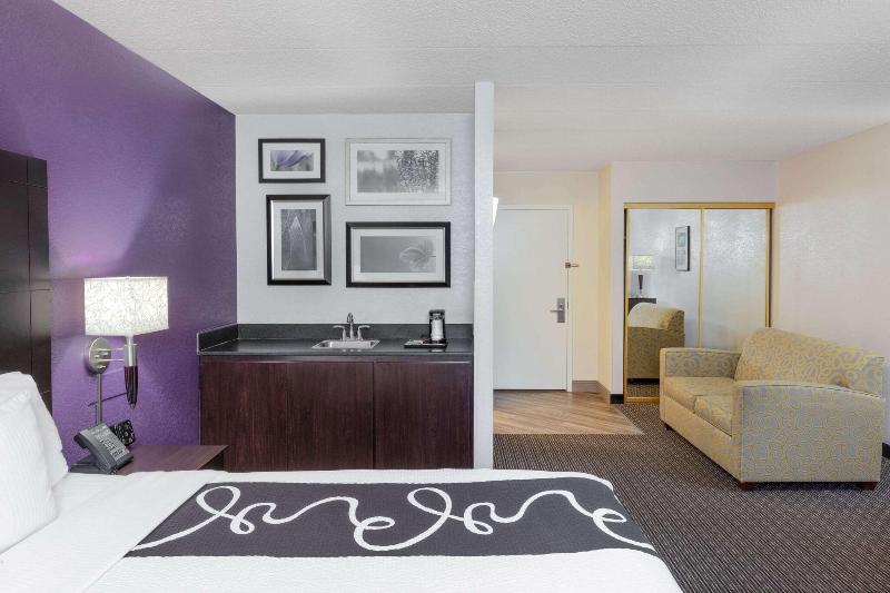 La Quinta Inn Suites By Wyndham Clifton Rutherford image