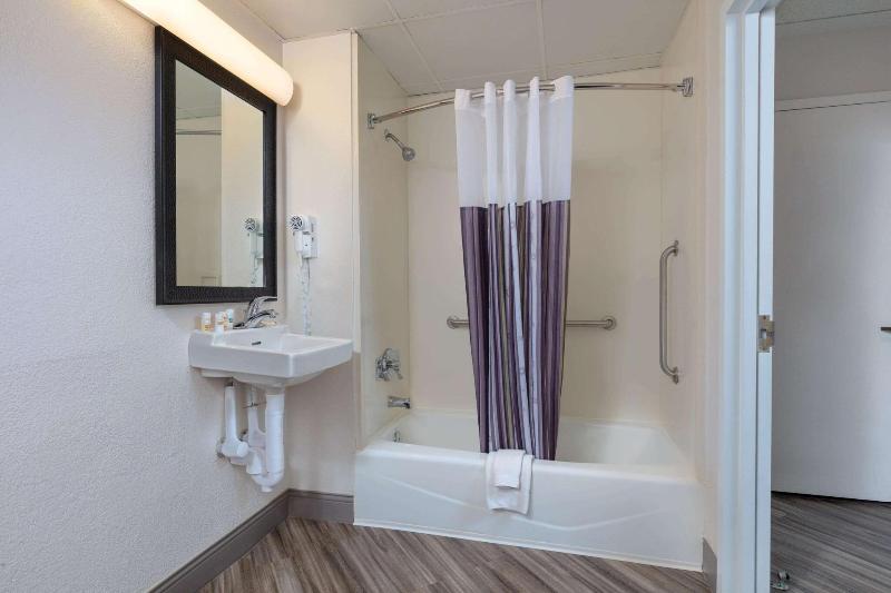 La Quinta Inn Suites By Wyndham Clifton Rutherford image