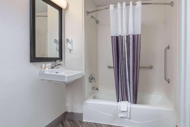 La Quinta Inn Suites By Wyndham Clifton Rutherford image