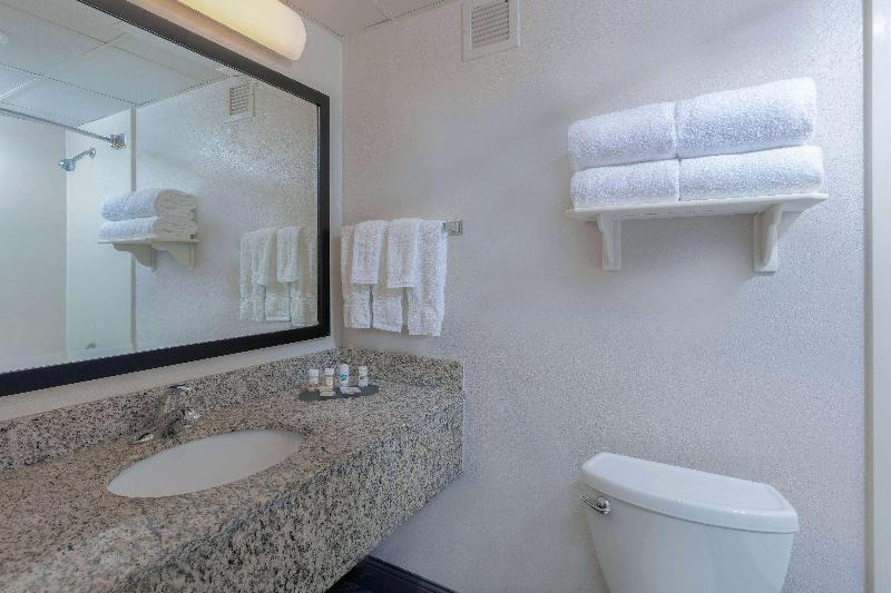 La Quinta Inn Suites By Wyndham Clifton Rutherford image