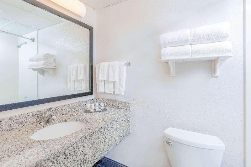 La Quinta Inn Suites By Wyndham Clifton Rutherford image