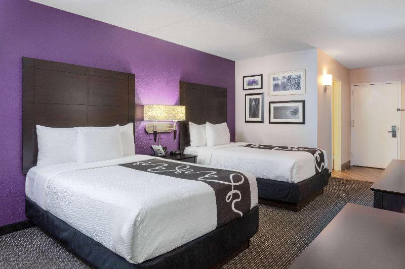 La Quinta Inn Suites By Wyndham Clifton Rutherford image