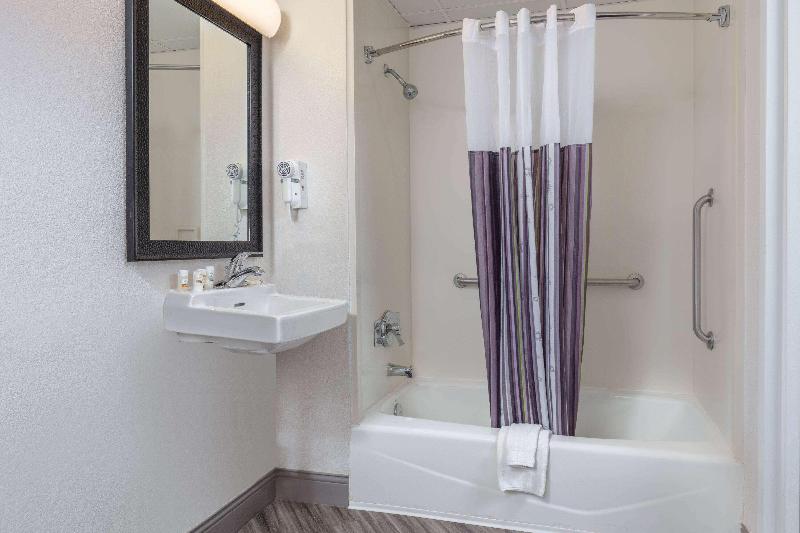 La Quinta Inn Suites By Wyndham Clifton Rutherford image