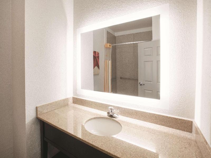 La Quinta Inn Suites By Wyndham Mansfield Tx image