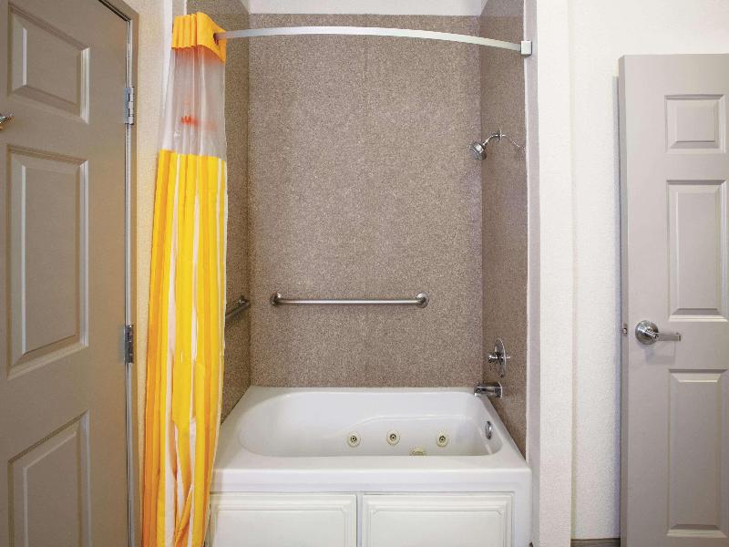 La Quinta Inn Suites By Wyndham Mansfield Tx image