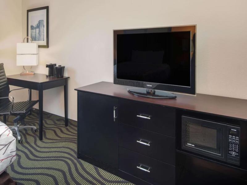 La Quinta Inn By Wyndham Calhoun image
