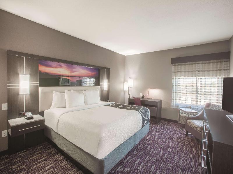 La Quinta Inn Suites By Wyndham Kingsville image