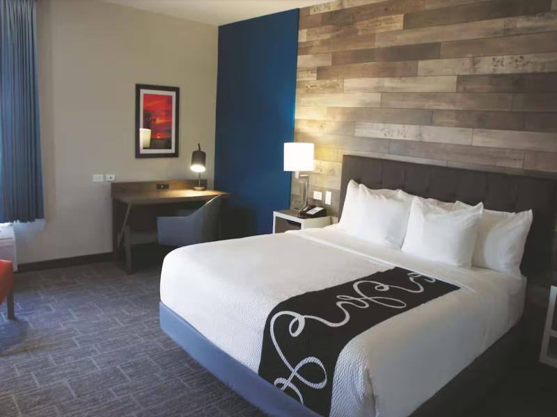 La Quinta Inn Suites By Wyndham Pittsburg image