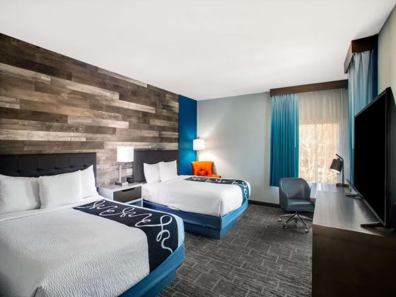 La Quinta Inn Suites By Wyndham Pittsburg image