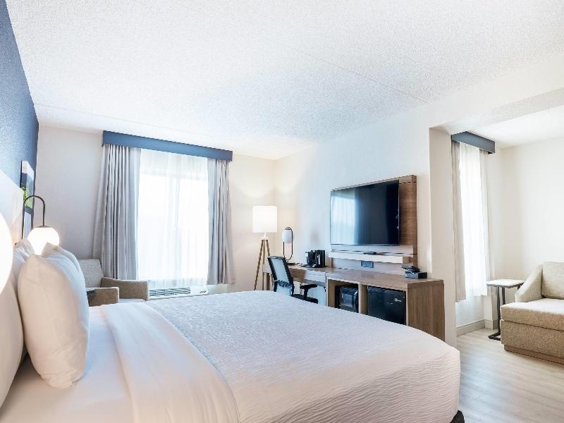 La Quinta Inn Suites By Wyndham Danbury image