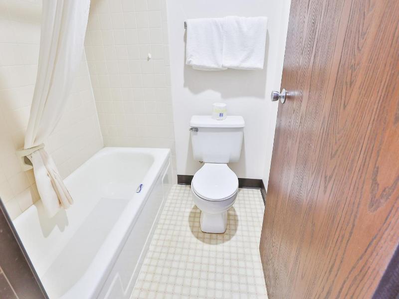 Americas Best Value Inn Pipestone image 10