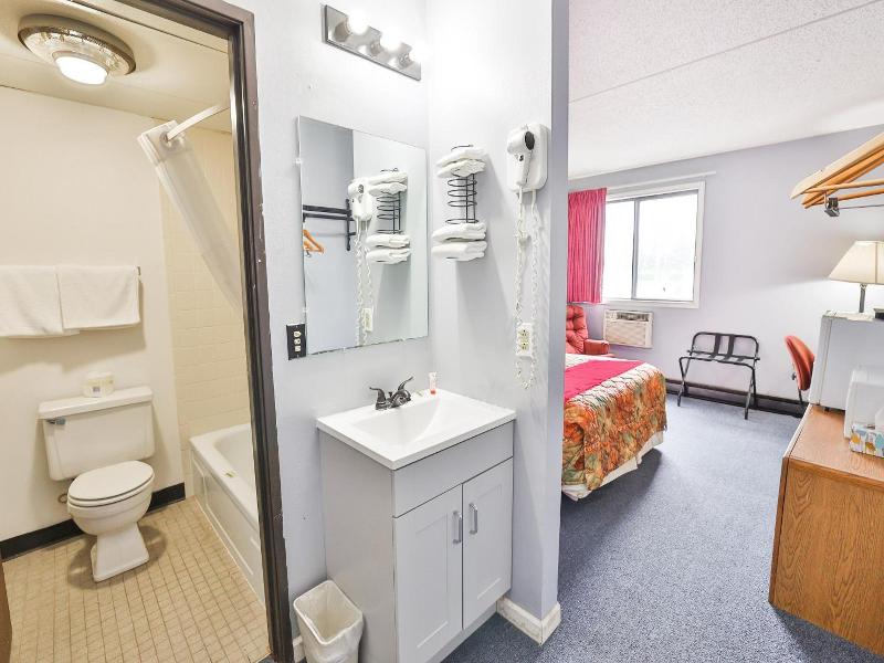 Americas Best Value Inn Pipestone image 3