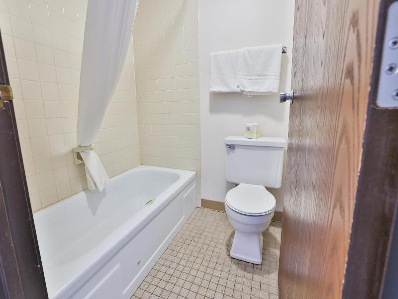 Americas Best Value Inn Pipestone image