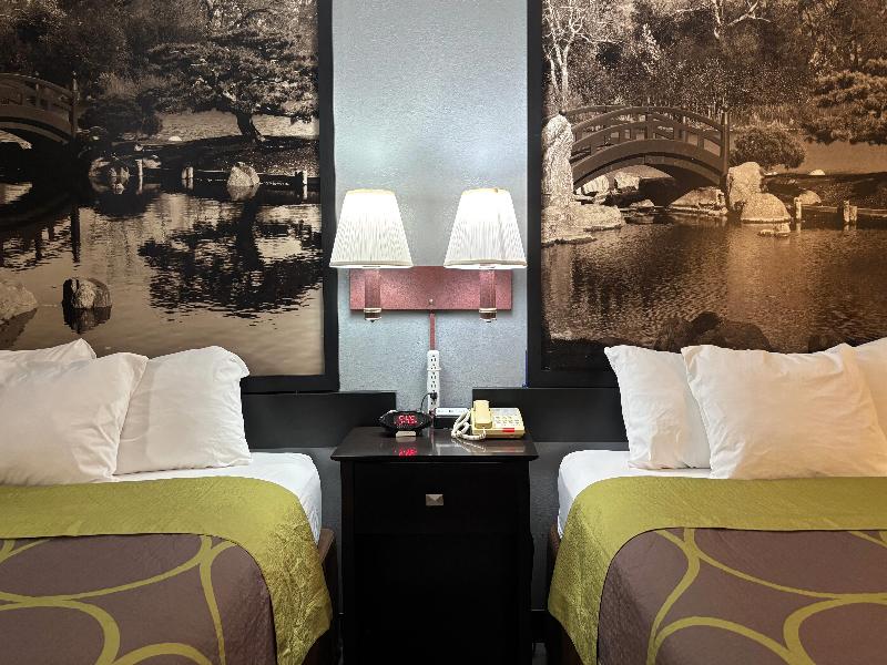 Room TWO QUEEN BEDS — photo 6