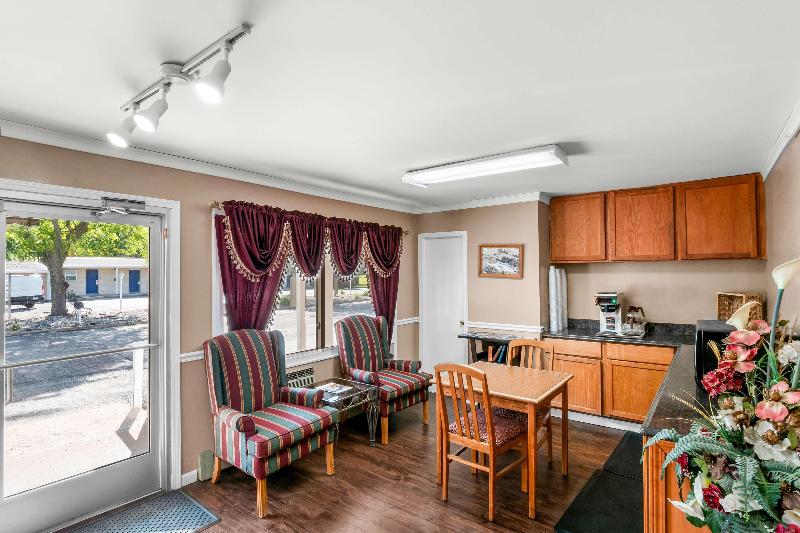 Americas Best Value Inn-Jonesville/Hillsdale image