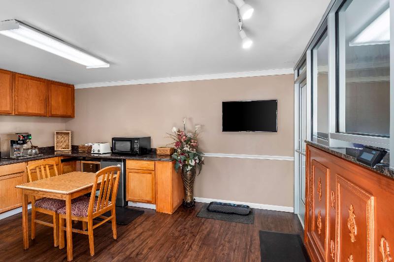 Americas Best Value Inn-Jonesville/Hillsdale image
