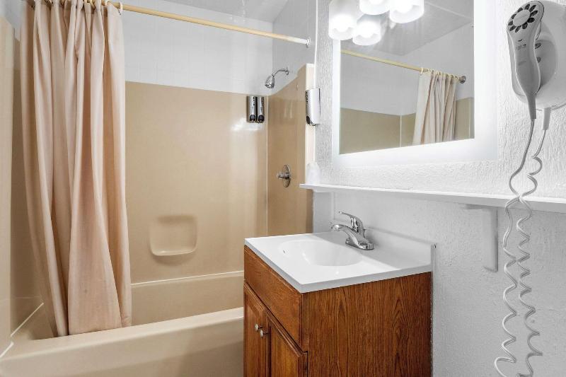 Americas Best Value Inn-Jonesville/Hillsdale image