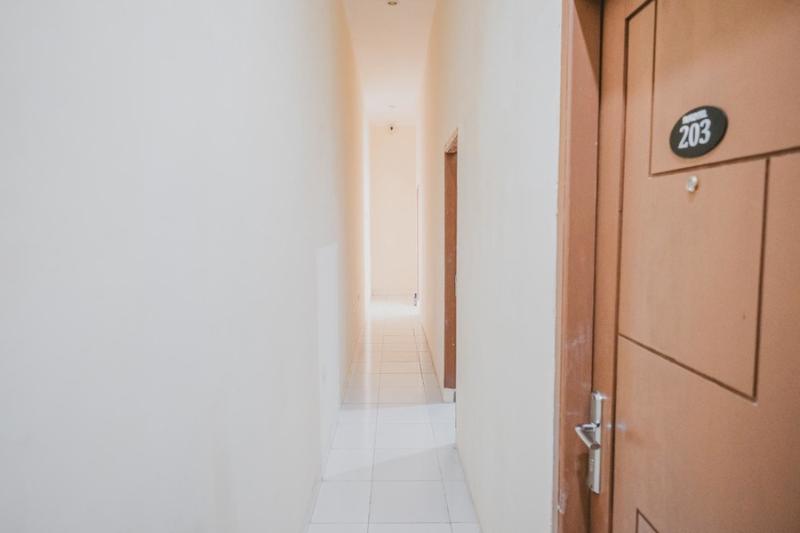 RedDoorz near CBD Ciledug