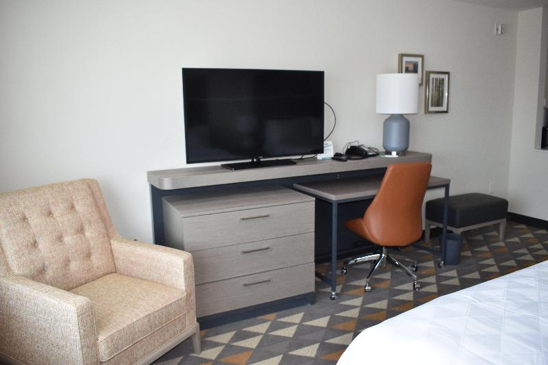 Holiday Inn Kansas City - Northeast photo 12