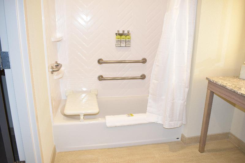 Holiday Inn Kansas City - Northeast photo 16