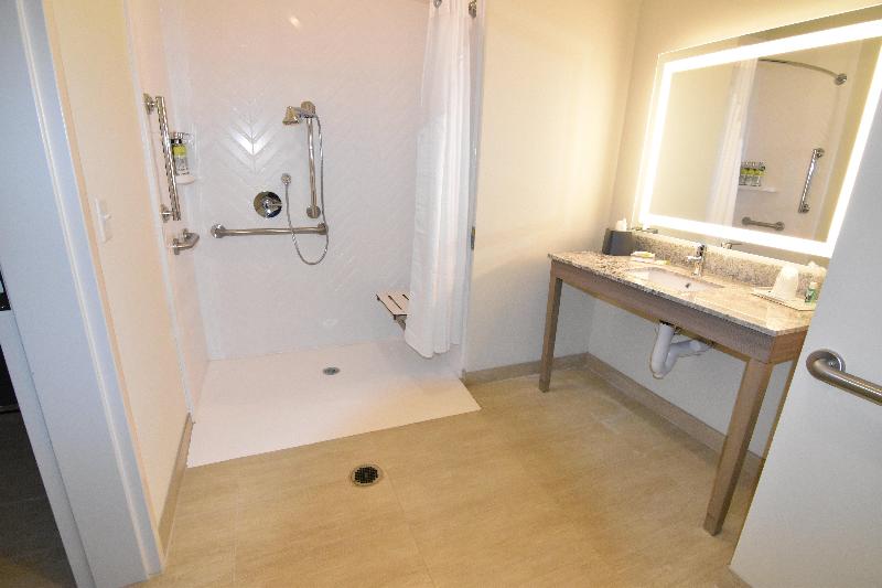 Holiday Inn Kansas City - Northeast photo 18