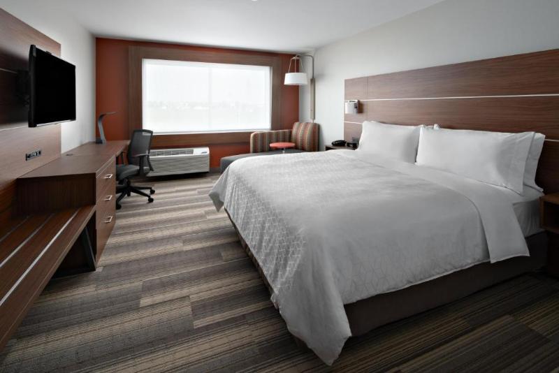 Holiday Inn Express Elkhorn Lake Geneva Area photo 11