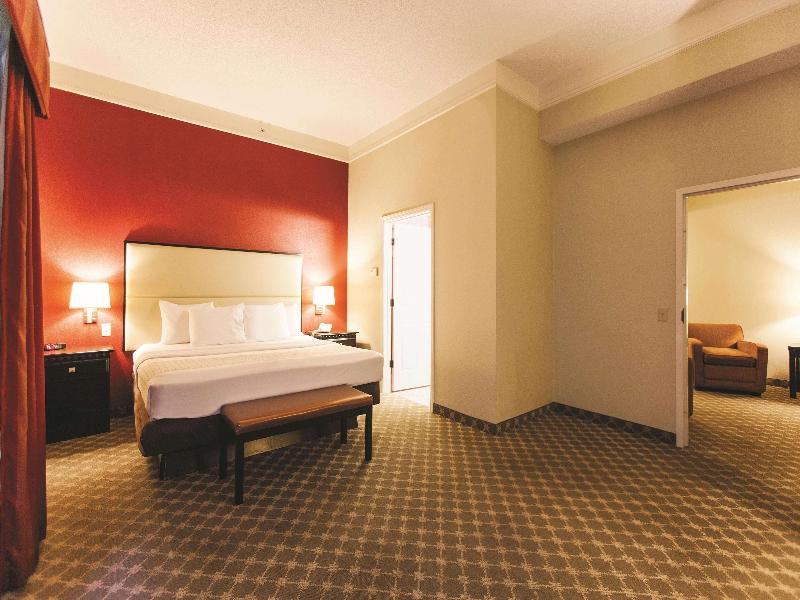 SUITE KING BED NON SMOKING