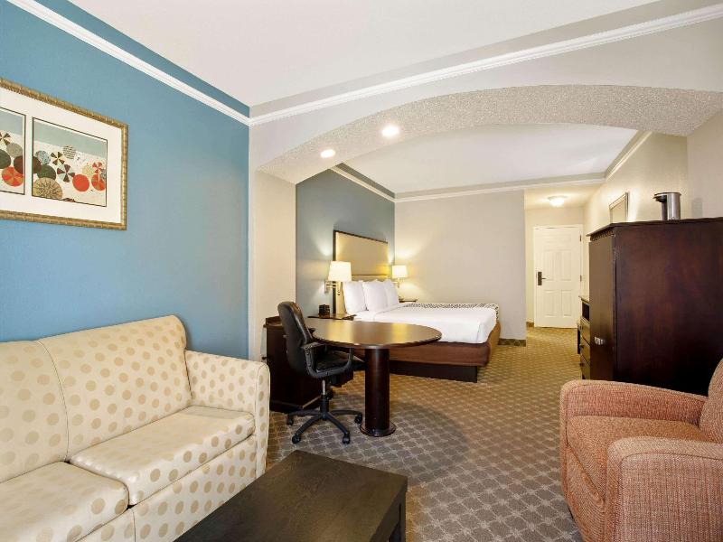 SUITE KING BED NON SMOKING