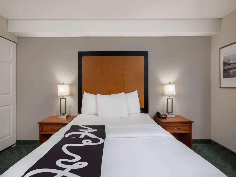 STUDIO QUEEN BED NON SMOKING