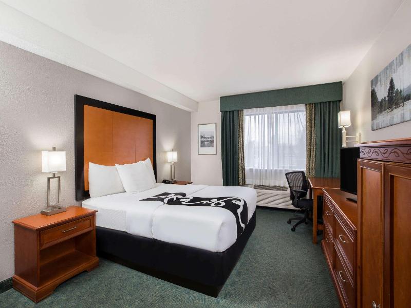STUDIO QUEEN BED NON SMOKING