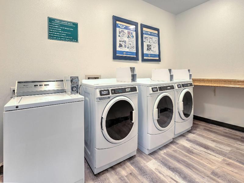 La Quinta Inn Suites By Wyndham Paris image