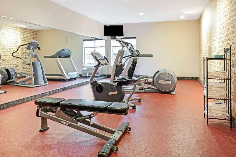 La Quinta Inn Suites By Wyndham Paris image