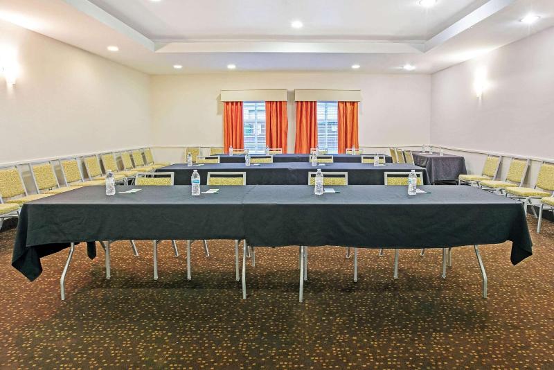 La Quinta Inn Suites By Wyndham Paris image