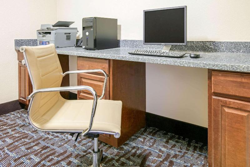 La Quinta Inn Suites By Wyndham Paris image