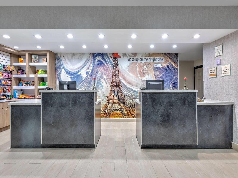 La Quinta Inn Suites By Wyndham Paris image