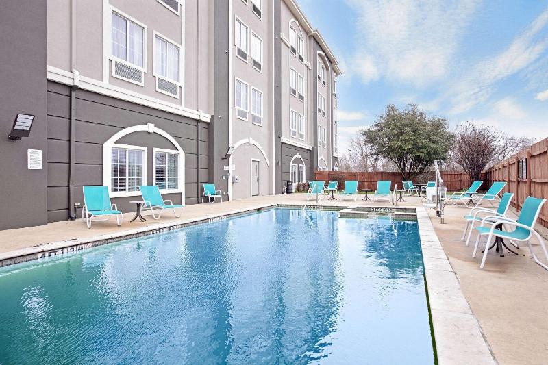 La Quinta Inn Suites By Wyndham Paris image
