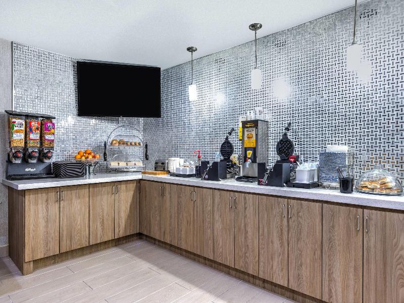 La Quinta Inn Suites By Wyndham Paris image